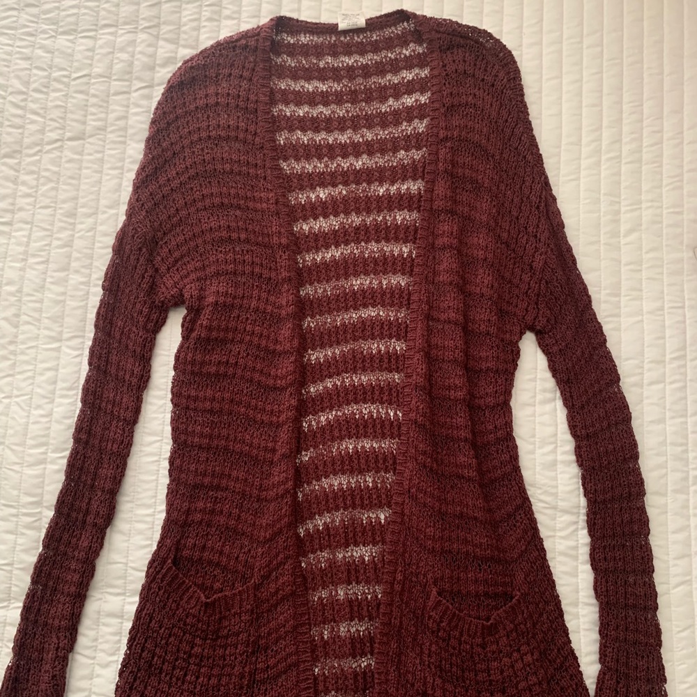 Tilly’s maroon loose knit cardigan with front pockets